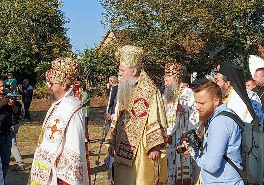 Počela liturgija kod manastira u Jasenovcu: Srpski patrijarh i više arhijereja SPC služe na otvorenom