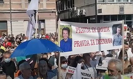 Njihova borba za pravdu traje već pet i po godina: Evo ko je sve došao da podrži proteste "Dženanu Memiću" (VIDEO, FOTO)