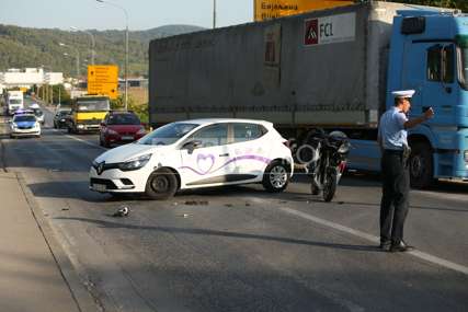 Saobraćajna nesreća u Banjaluci: Sudarili se automobil i motocikl (FOTO)