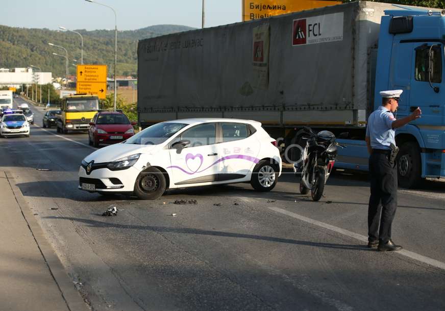 Saobraćajna nesreća u Banjaluci: Sudarili se automobil i motocikl (FOTO)