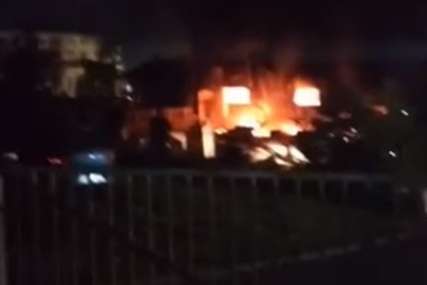 Veliki požar "progutao" skladište firme namještaja u Rajlovcu (VIDEO)