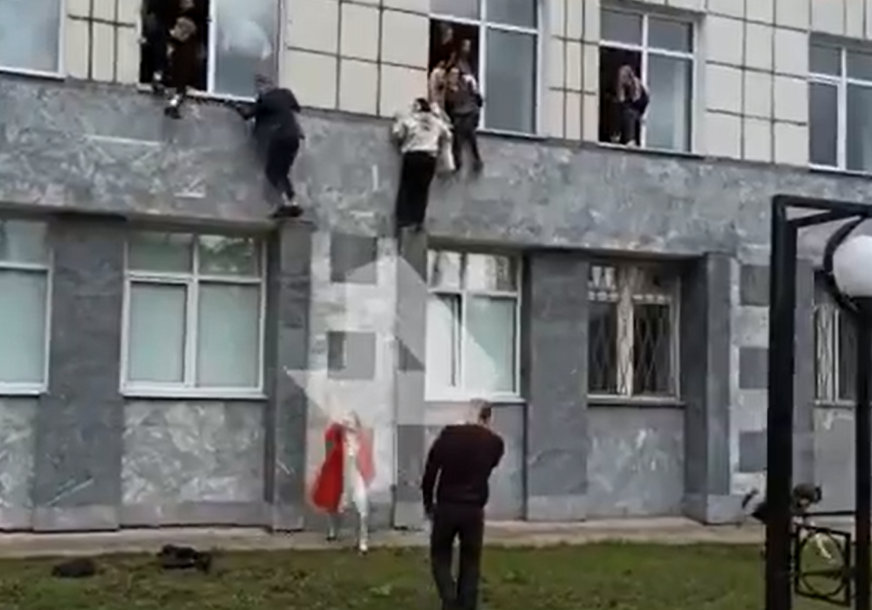 DRAMA U RUSIJI Napadač puca u kampusu univerziteta, ljudi bježe kroz prozore zgrade (VIDEO)