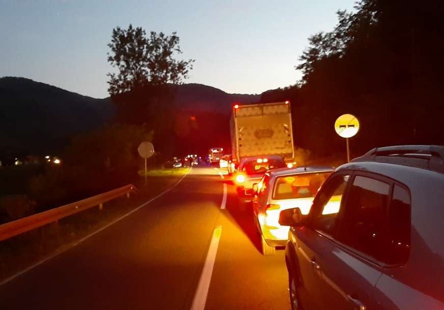 Teška nesreća u Čelincu: Poginula žena (66), saobraćaj otežan (VIDEO, FOTO)