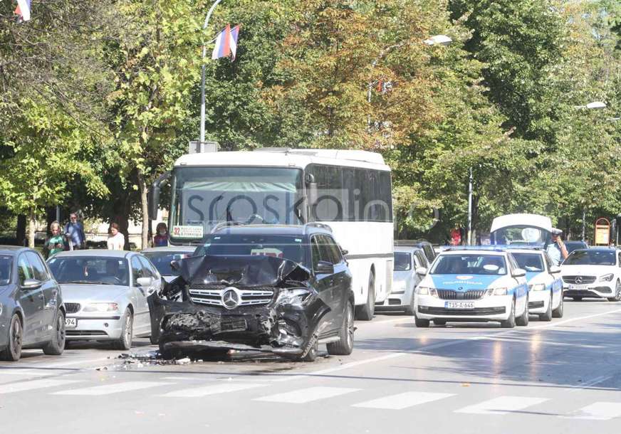 SEDAM OSOBA POVRIJEĐENO "Mercedesom" se zakucao u zadnji dio autobusa u centru Banjaluke (FOTO)
