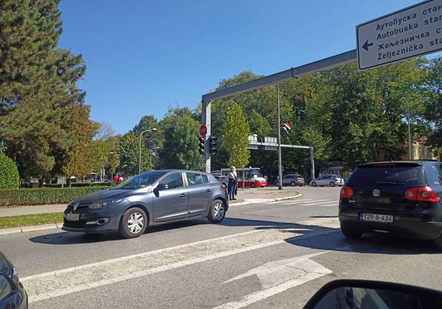 Teška saobraćajka u centru Banjaluke: Skupocjeni terenac udario u autobus, IMA POVRIJEĐENIH (FOTO)