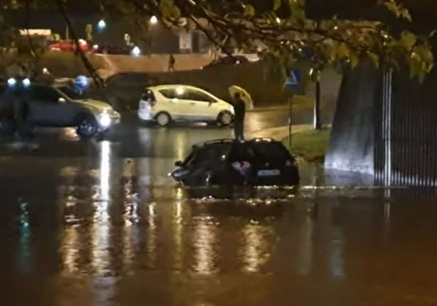 DRAMA U KIŠNOM SARAJEVU Vozač ostao zarobljen ispod poplavljenog podvožnjaka u Sarajevu (VIDEO)