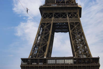 Kao od šale: Francuski akrobata na užetu presao Senu na 70 metara visine