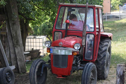 PRNJAVORČANIN ZADOBIO TEŠKE POVREDE Pregazio ga traktor dok ga je palio uz pomoć kablova