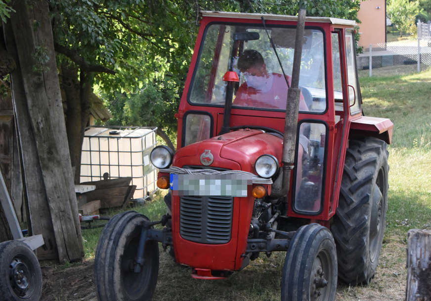 PRNJAVORČANIN ZADOBIO TEŠKE POVREDE Pregazio ga traktor dok ga je palio uz pomoć kablova
