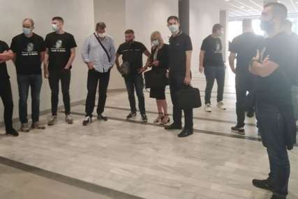 Čeka se presuda "ubici s Tvitera": Prijatelji ubijenog Mileusnića došli na suđenje u majicama sa dirljivim porukama (FOTO)