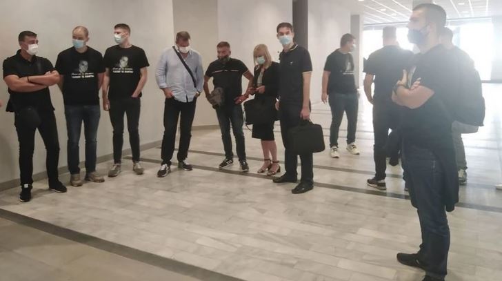 Čeka se presuda "ubici s Tvitera": Prijatelji ubijenog Mileusnića došli na suđenje u majicama sa dirljivim porukama (FOTO)