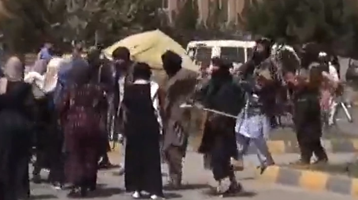 "Tretiraju ih gore nego životinje" Kruže snimci na kojima talibani bez milosti tuku žene na ulicama (VIDEO)