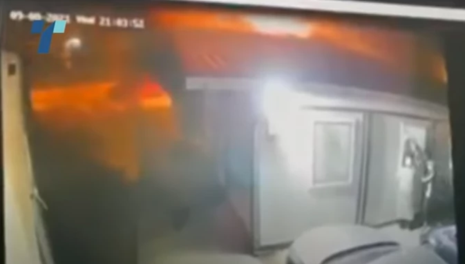 Plamen se širi, ljudi iskaču kroz prozore: Jeziv snimak izbijanja požara u kovid bolnici u Tetovu (VIDEO)