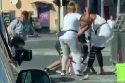 Drama na semaforu: Nije se znalo ko koga udara, a onda je dotrčala ŽENA SA METLOM i riješila stvar (VIDEO)
