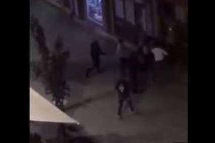 Snimak masovne tuče u centru grada: Jedan od aktera završio u izlogu lokala (VIDEO)