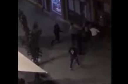 Snimak masovne tuče u centru grada: Jedan od aktera završio u izlogu lokala (VIDEO)