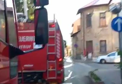 Građani javili da iz kuće kulja dim: Izbio požar u Sarajevu, ali su u ulici već bili vatrogasci  (VIDEO)