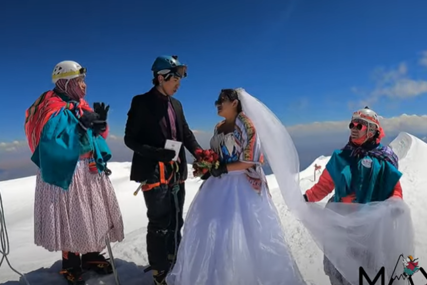 Ko će ih nadmašiti? Mladenci se penjali tri dana da bi se vjenčali na 6.439 metara nadmorske visine (VIDEO)