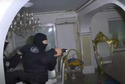 Policija "ovnom" razvalila vrata vile, a unutra sve u zlatu: Akcija zbog pranja novca, vlasnik se krio na tavanu (VIDEO)