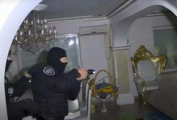 Policija "ovnom" razvalila vrata vile, a unutra sve u zlatu: Akcija zbog pranja novca, vlasnik se krio na tavanu (VIDEO)