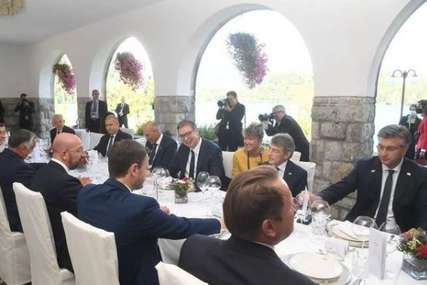Predsjednik Srbije na svečanom ručku za učesnike foruma na Bledu, evo ko mu pravi društvo (FOTO)