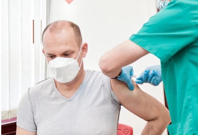 “Jedini način da se obuzda pandemija” Ministar Lončar primio treću dozu vakcine protiv korona virusa (FOTO)