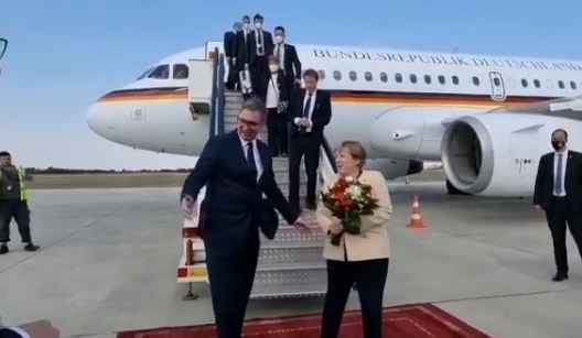 Merkelova stigla u Beograd: Na aerodromu je dočekao Aleksandar Vučić (VIDEO)