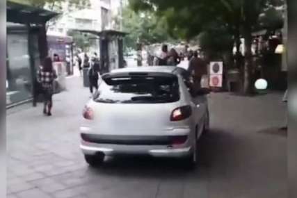 BAHATI VOZAČ Po sred pješačke zone vozio automobil (VIDEO)