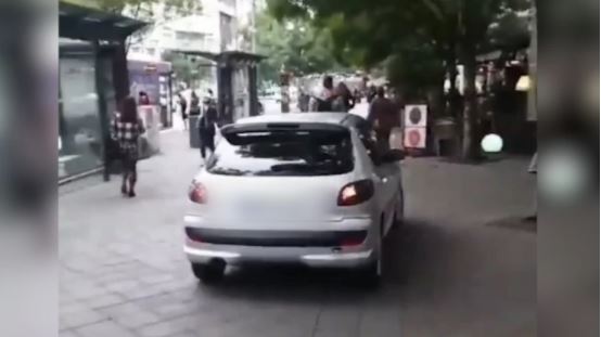 BAHATI VOZAČ Po sred pješačke zone vozio automobil (VIDEO)