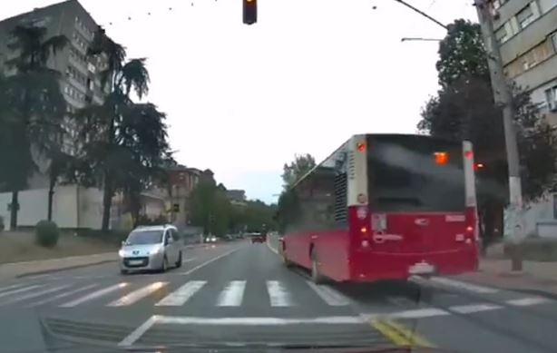 KAKVA BAHATOST Vozač javnog prevoza prošao kroz crveno (VIDEO)