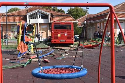 POVRIJEĐENO ČETVORO MALIŠANA Jezive scene u Zemunu, autobus uletio u igralište puno djece (FOTO, VIDEO)