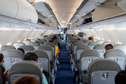 Putnik se zabarikadirao u toaletu: Avion sa 134 putnika i člana posade morao sletjeti