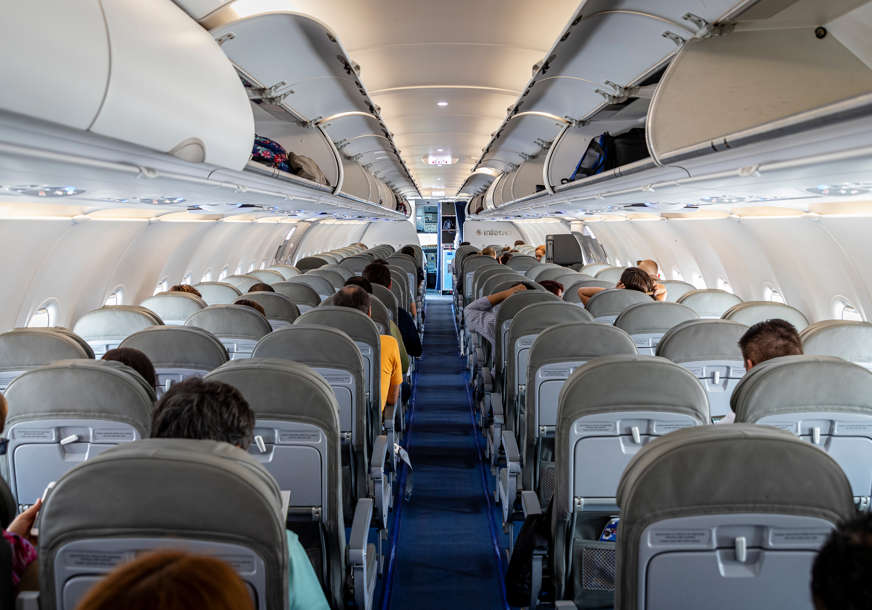 Putnik se zabarikadirao u toaletu: Avion sa 134 putnika i člana posade morao sletjeti