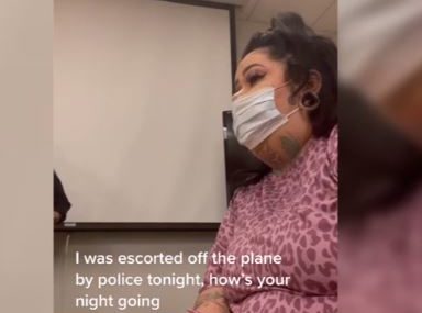 "Tri puta mi je prilazila stujardesa da mi to kaže" Izbacili je iz aviona jer je neprimjereno obučena (VIDEO)