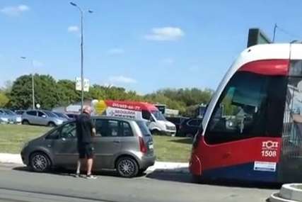 Bahati vozači iz dana u dan postaju sve gori: Parkirao automobil na tramvajskim šinama dok je "obavljao neki poslić" (VIDEO)