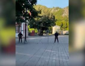 Tenzije pred dolazak mitropolita: Uklonjena ograda ispred Cetinjskog manastira