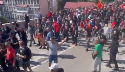 Haos u Crnoj Gori: Demonstranti probili dva kordona policije (VIDEO)