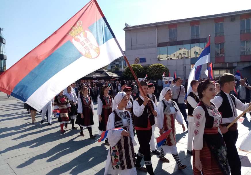 Obilježavanje Dana srpskog jedinstva: Prijedorčani u velikom broju prošetali centrom grada (FOTO)