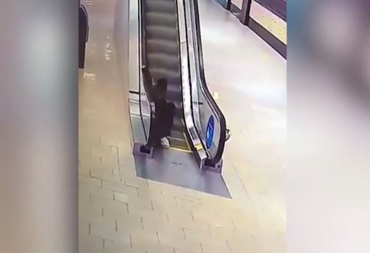 Snimak iz tržnog centra obilazi društvene mreže: Djevojke su zakoračile na stepenice, a onda je moralo da reaguje obezbjeđenje (VIDEO)