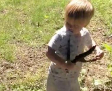 Dječak se igrao u dvorištu, a onda ocu DONIO IGRAČKU: Čovjek se zaledio kada je vidio šta mališan drži u rukama (VIDEO)