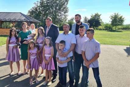 Odazvao se pozivu: Dodik kumovao na krštenju devetoro djece iz višečlane porodice Đurić (FOTO)