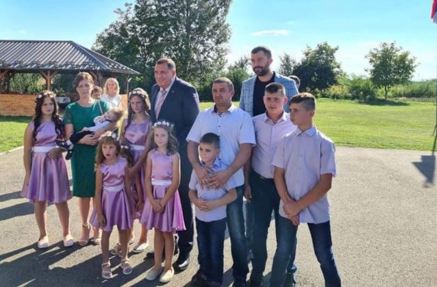 Odazvao se pozivu: Dodik kumovao na krštenju devetoro djece iz višečlane porodice Đurić (FOTO)