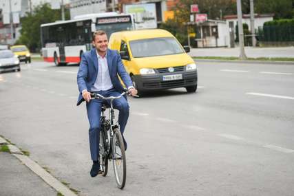 Podržao Dan bez automobila: Stanivuković na posao stigao biciklom (FOTO)