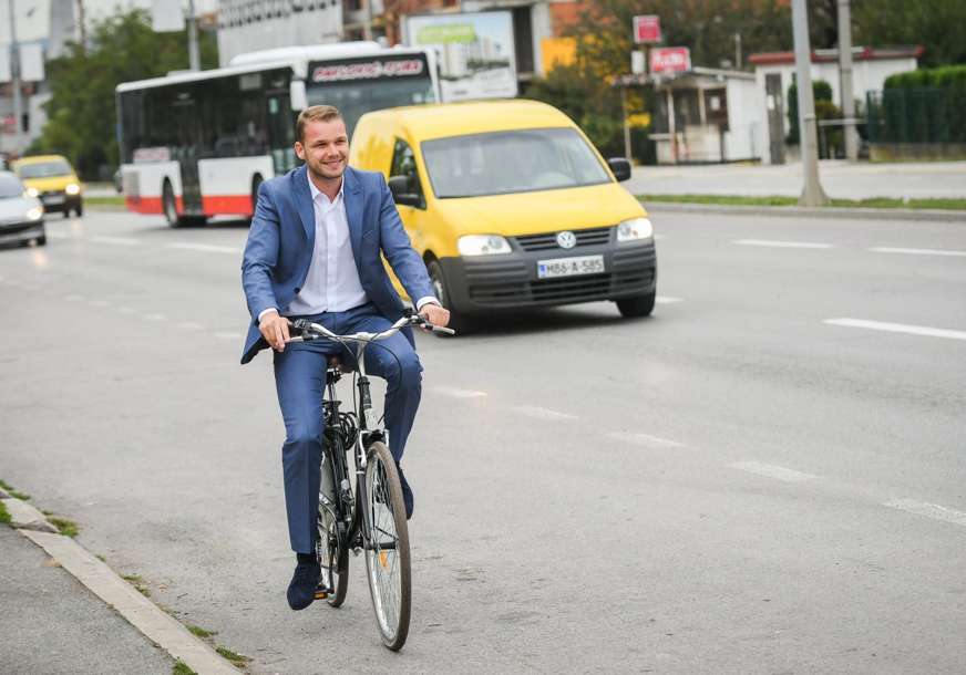 Podržao Dan bez automobila: Stanivuković na posao stigao biciklom (FOTO)