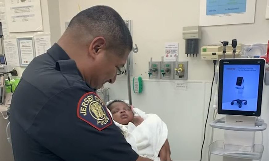 Heroj bez plašta: Policajac spasio bebu nakon što je muškarac bacio sa drugog sprata (VIDEO)