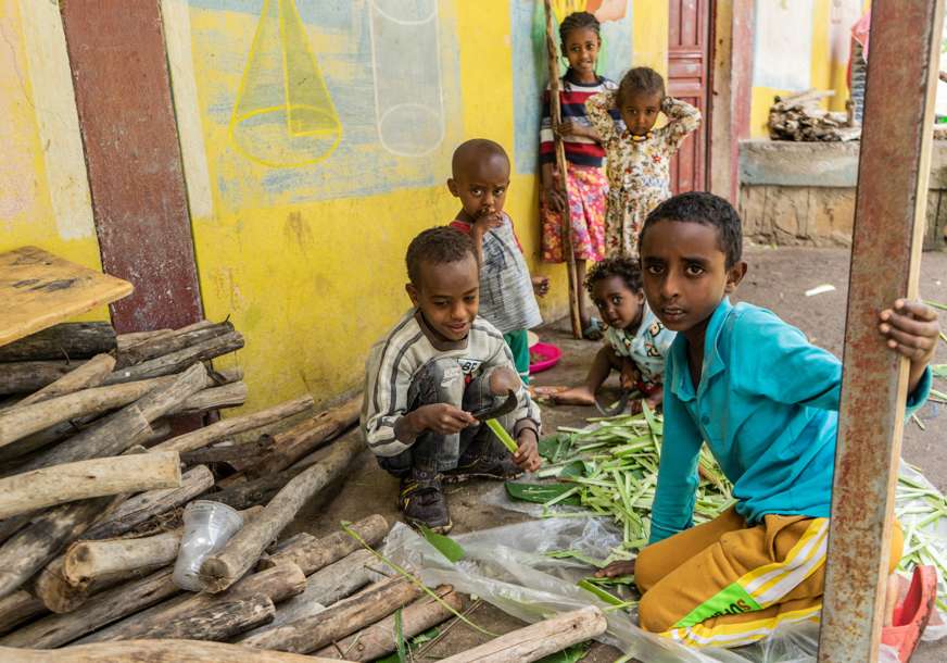 Jezivi prizori iz Etiopije: Ljudima se zbog gladi počela mijenjati boja kože, izgledaju kao hodajući kosturi (FOTO)