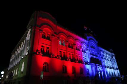 U čast praznika: Zgrada Gradske uprave sija u bojama srpske trobojke (FOTO)