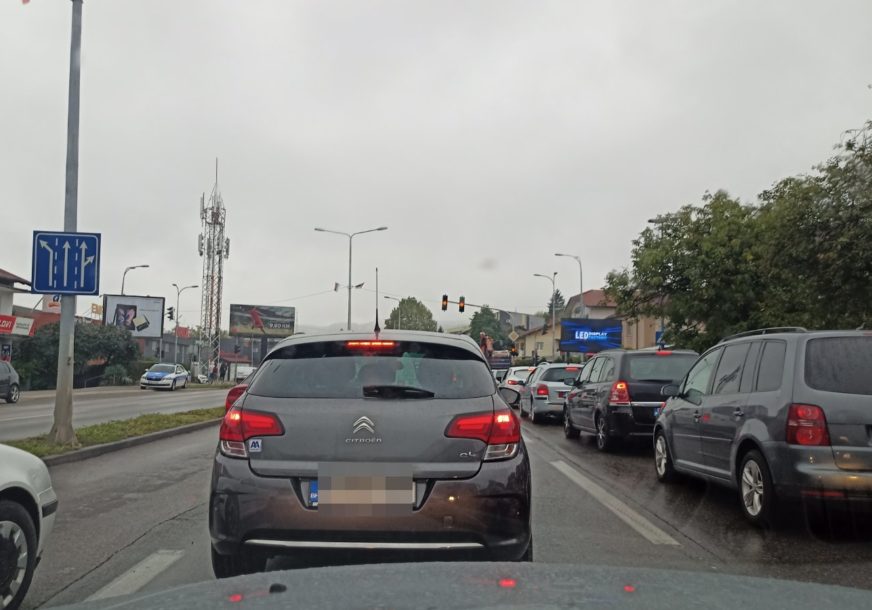 Dovoljno da ne radi jedan semafor i ETO HAOSA: Banjalučani zbog gužvi kasne i na posao i kod ljekara