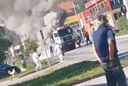 Nesreća na putu: Vatra guta kamion u Tešnju (VIDEO)