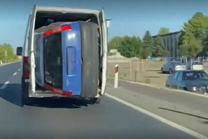 Na Balkanu sve je moguće: Ugurao automobil u kombi i vozi, svi se pitaju KAKO JE USPIO? (VIDEO)